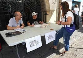 Jose Angel Lizardi eta Arantza Ugarte, Esparbela elkarterako bazkideak egiteko Beheko plazan jarritako mahaian.