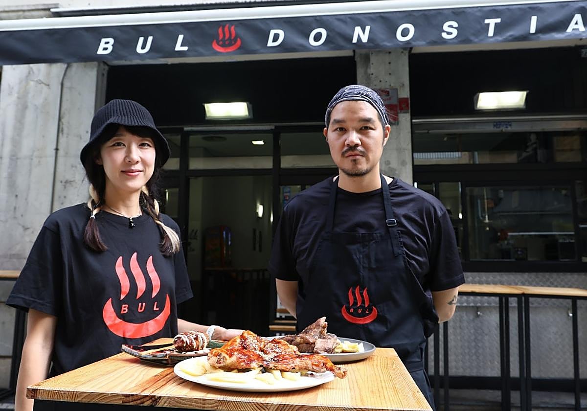 Ayoon Inés Cho y Max Junwoo Bai en la terraza del BUL con sus platos fusión.