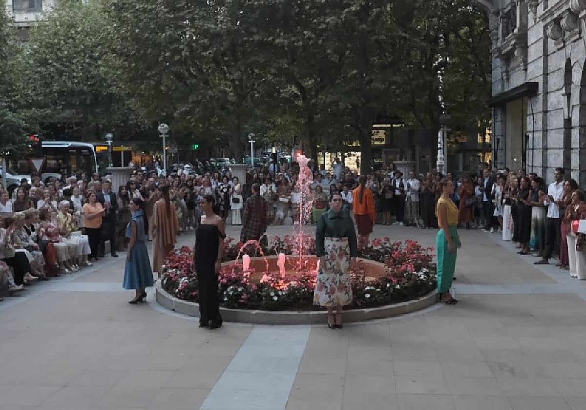 La plaza del Banco Sabadell se quedó pequeña para albergar el desfile de modelos con prendas de Kevin Blandin.
