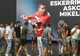 Urrutikoetxea recibe el saludo de los compañeros de Baiko y Aspe, que le regalaron una txapela.