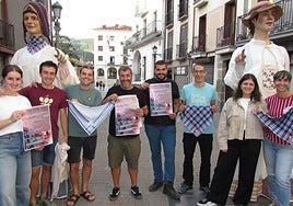 Miembros de la comparsa de gigantes, responsables municipales y de la comisión de fiestas en la presentación del programa.