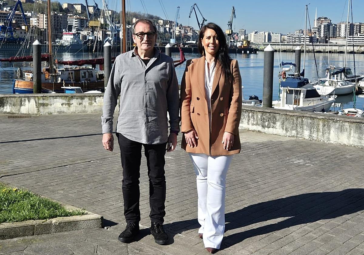 El alcalde, Teo Alberro, y la diputada de Movilidad, Azahara Domínguez, en Pasaia.