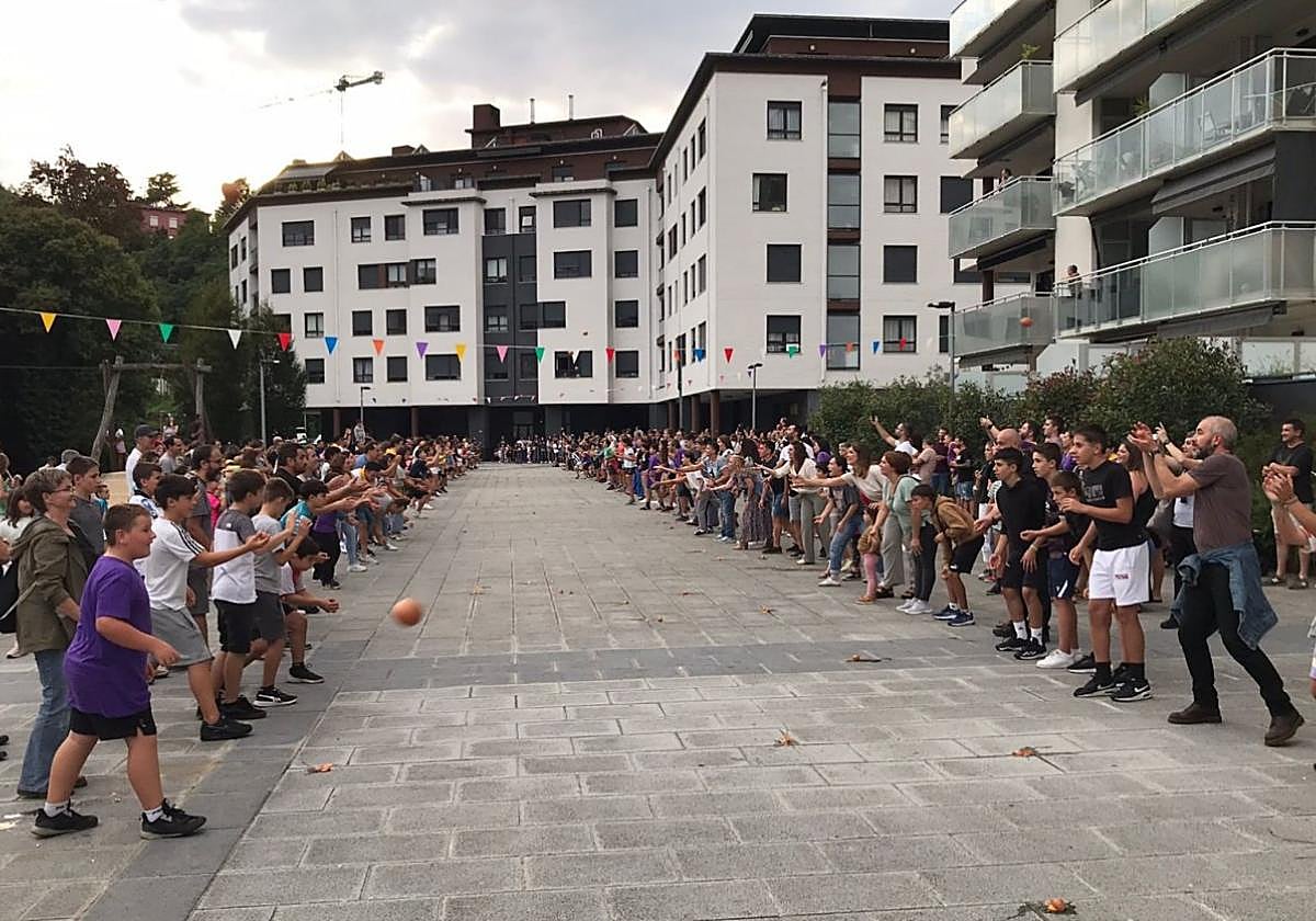 El juego del huevo en el parque de la tirolina se organizará esta tarde dentro de las fiestas de Karabel.