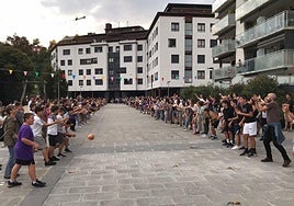 El juego del huevo en el parque de la tirolina se organizará esta tarde dentro de las fiestas de Karabel.