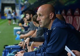 Iñaki Goikoetxea en el banquillo armero de Ipurua.