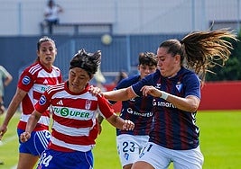 La armera Camino trata de robarle el balón a Miku.