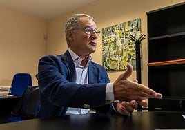 El rector desgrana las prioridades de la EHU para el nuevo curso desde su despacho de Julianategi.