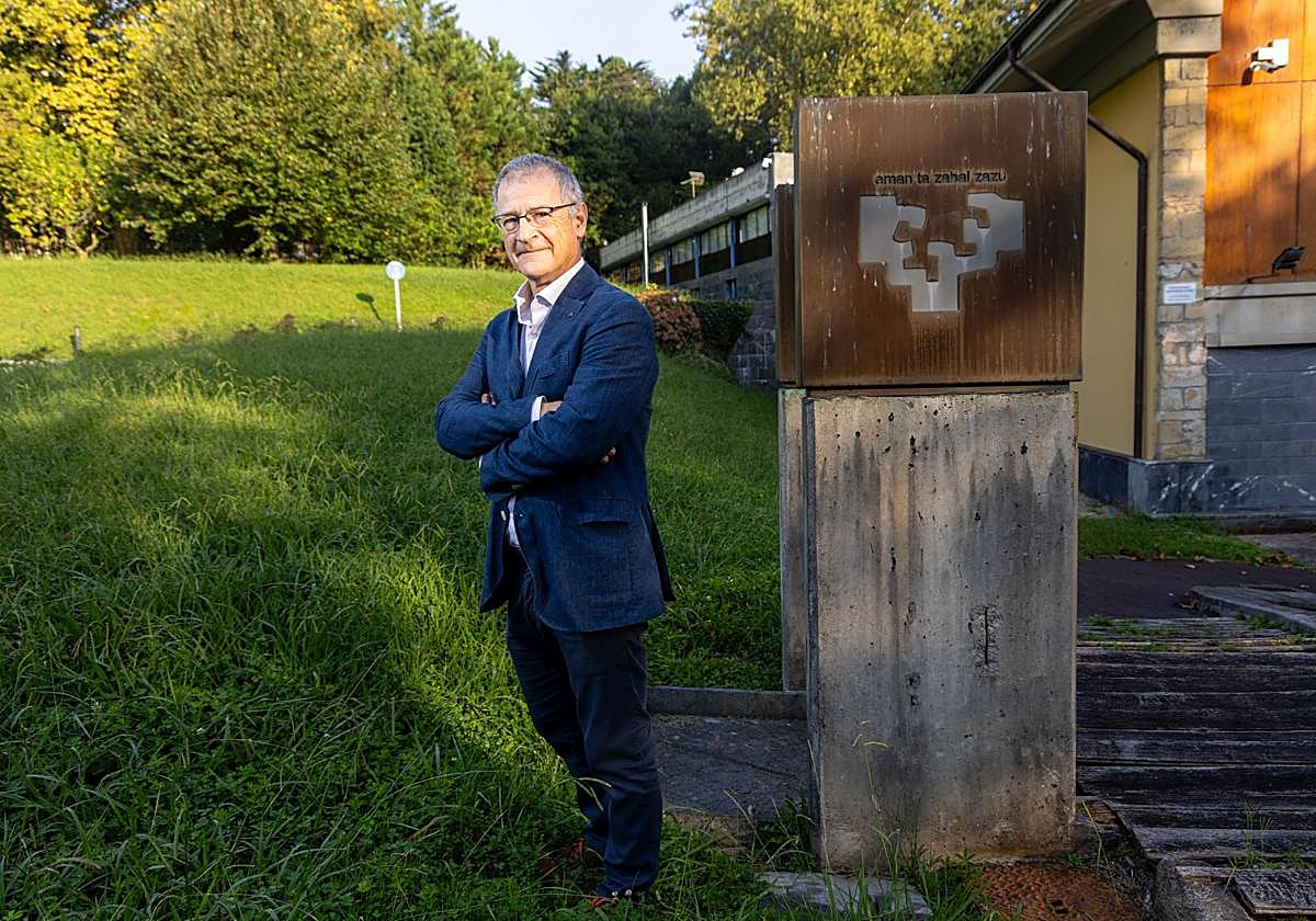 El rector de la Universidad del País Vasco, Joxerramon Bengoetxea, en los jardines de Julianategi, sede del Vicerrectorado del Campus de Gipuzkoa.