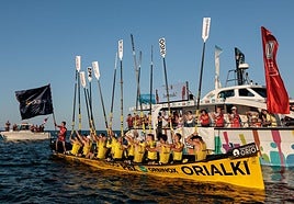 La 'San NIkolas' maniobra en el paso por la segunda ciaboga, ayer en la Bandera de Bermeo..