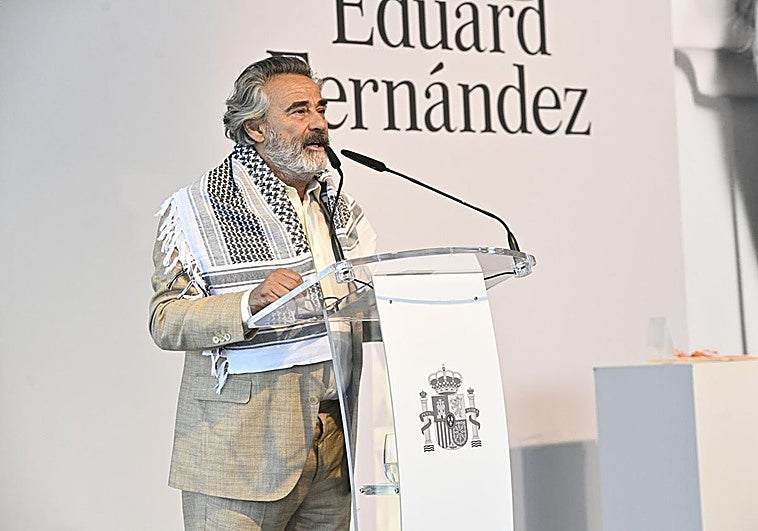 Eduard Fernández, ya con el pañuelo palestino, leyó varios nombres de niños asesinados en Gaza..