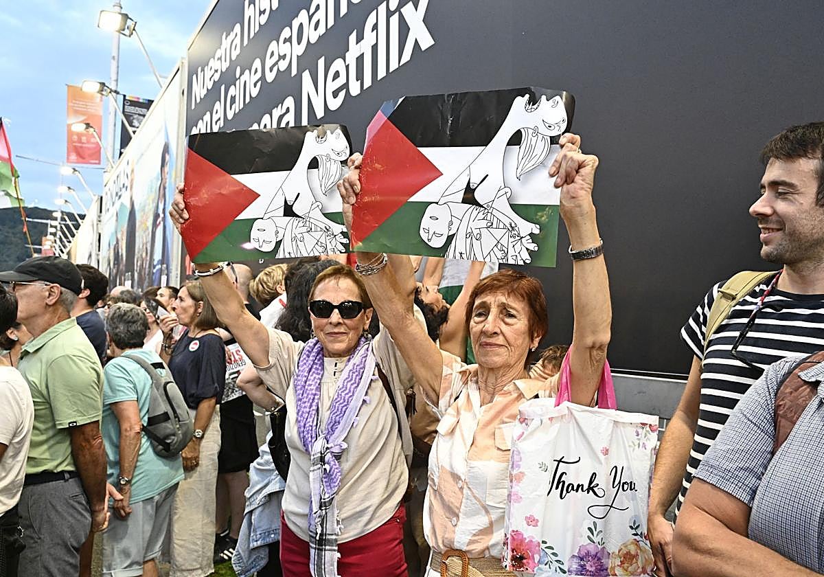 Protestas contra el genocidio en Gaza antes de la gala inaugural del Zinemaldia.