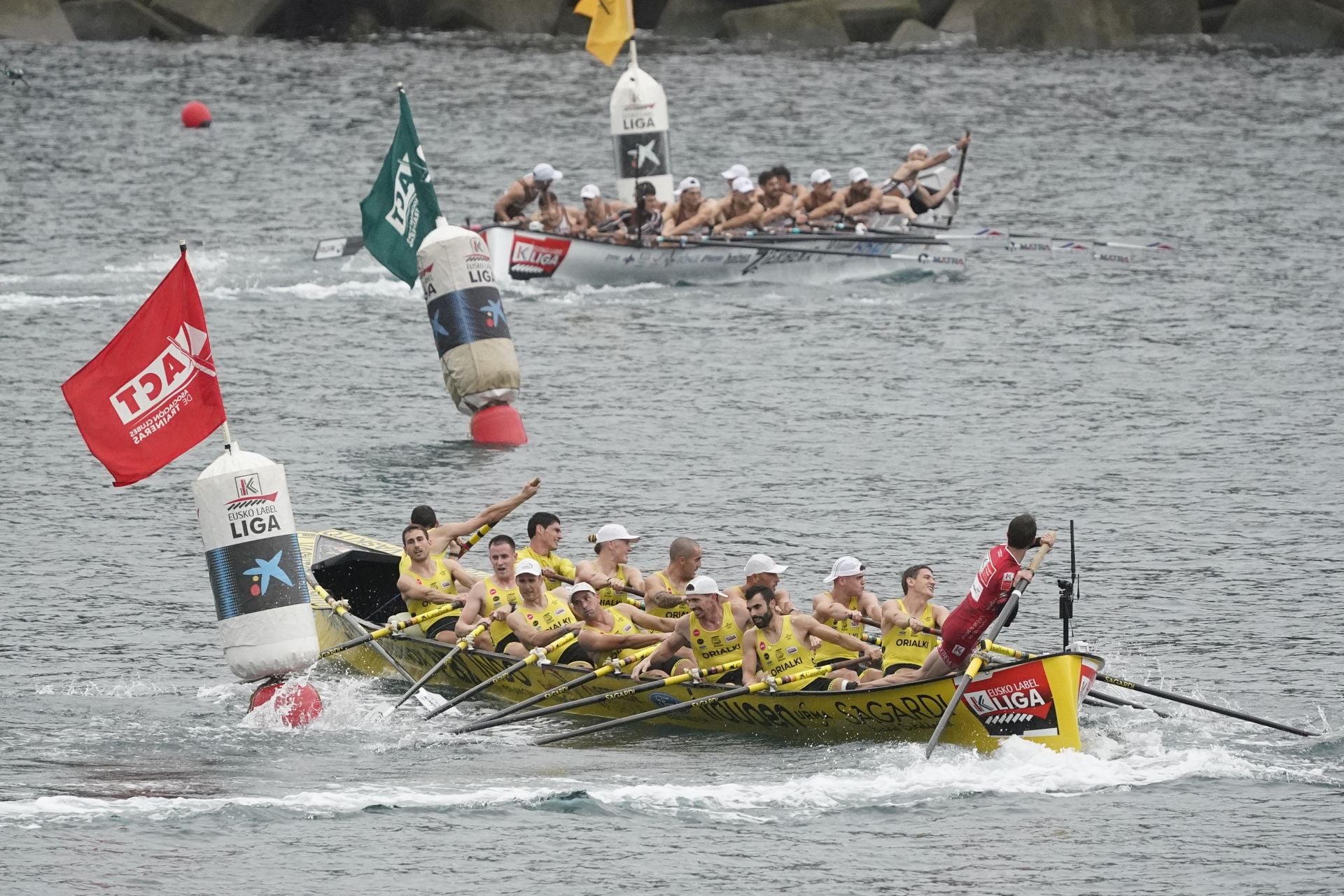 La 'San NIkolas' maniobra en el paso por la segunda ciaboga, ayer en la Bandera de Bermeo..