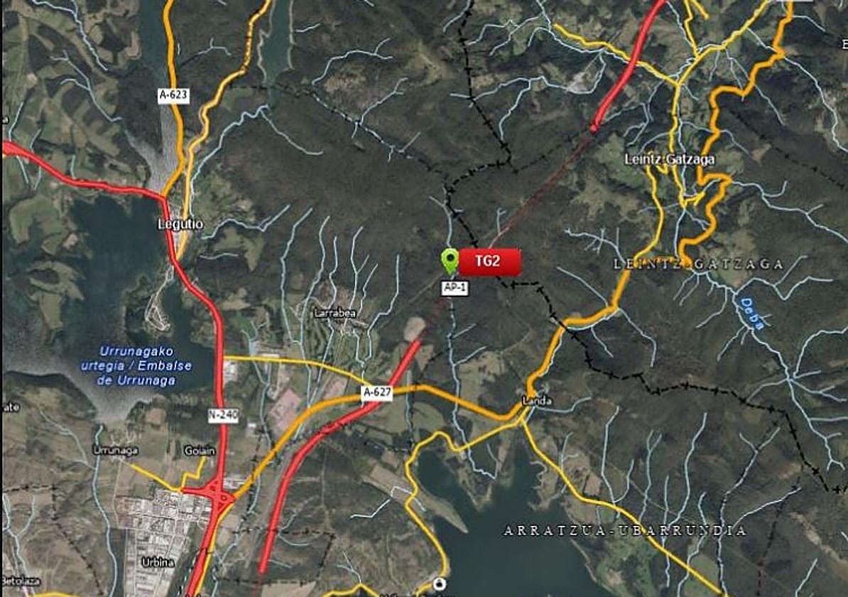 La colisión de un camión con una furgoneta obliga a cortar tres horas la AP-1 en Eskoriatza