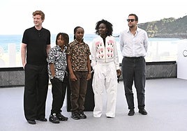 Los actores Jules Waringo, Leonis y Teoudor Piñero Muller junto a la actriz Eye Haidara y el director Joachim Lafosse posan en el photocall de la película Six Jours.