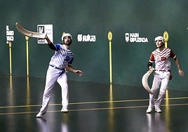 Juanenea ataca la pelota ante la mirada de Ansa II, este sábado en Galarreta.