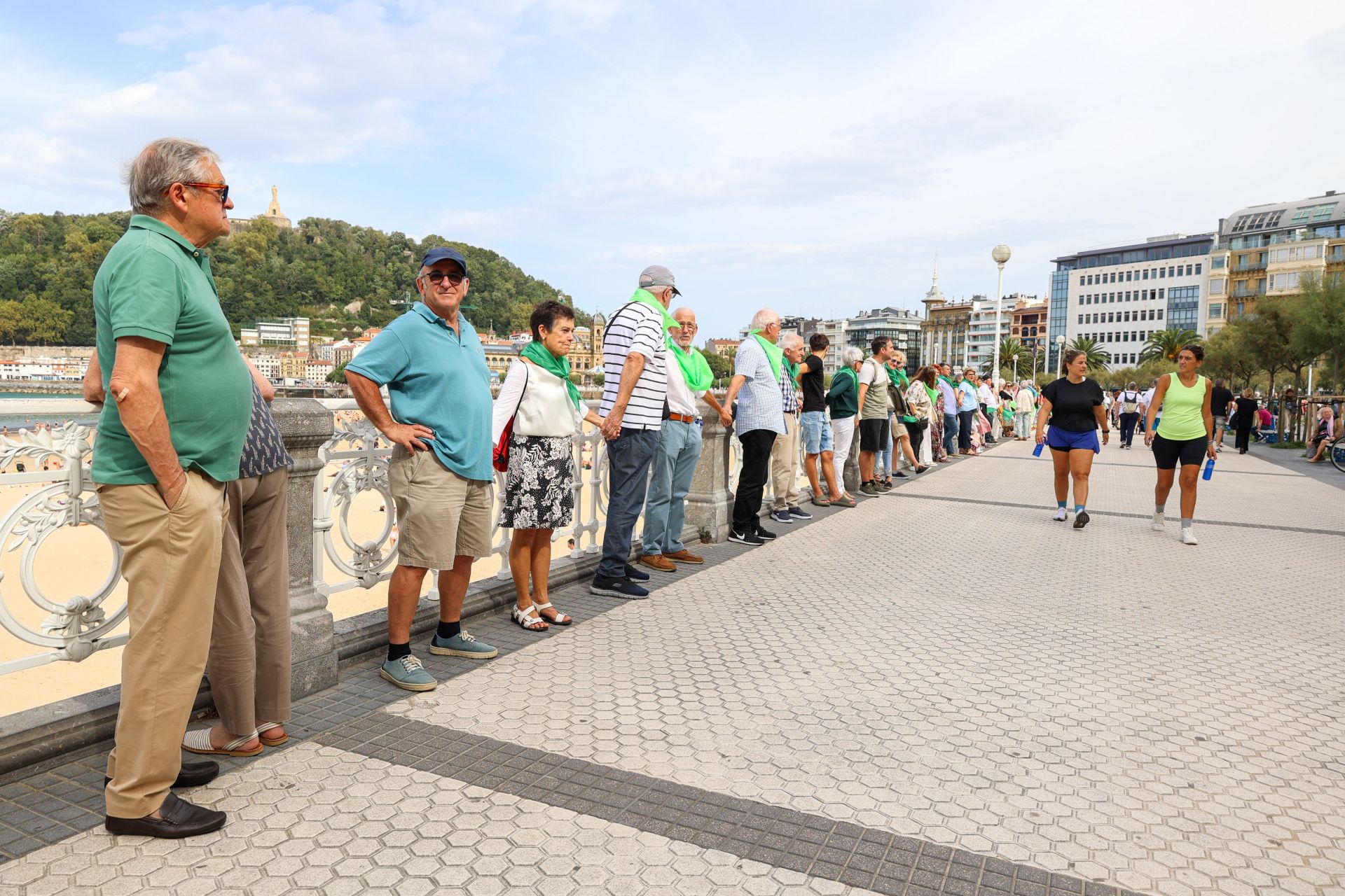 Cadena humana en Donostia para sensibilizar sobre el alzhéimer