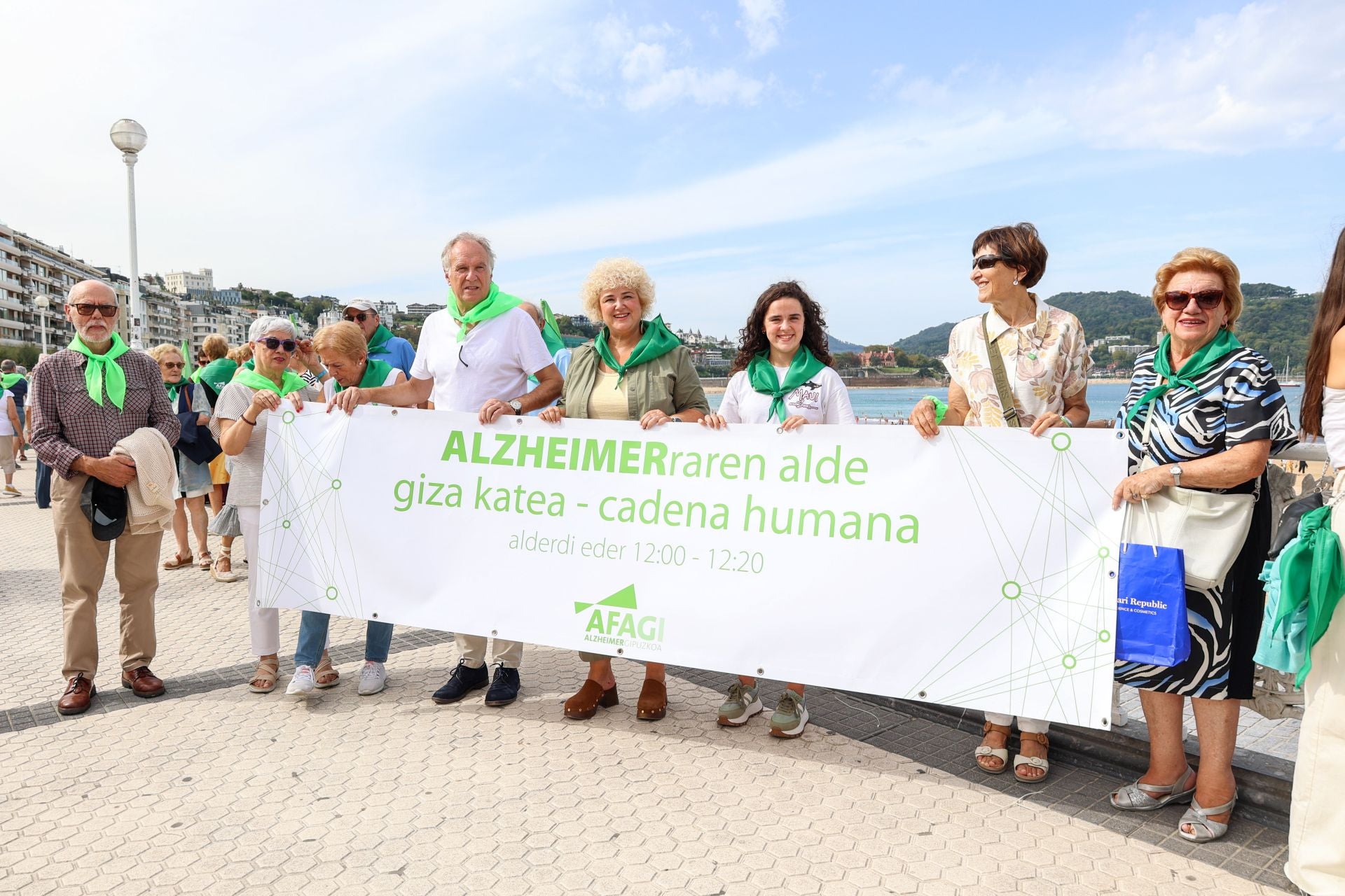 Cadena humana en Donostia para sensibilizar sobre el alzhéimer