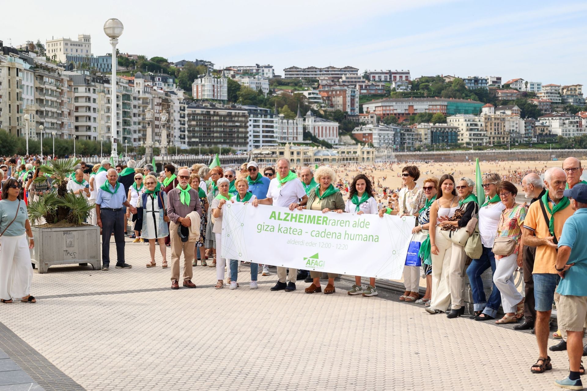 Cadena humana en Donostia para sensibilizar sobre el alzhéimer