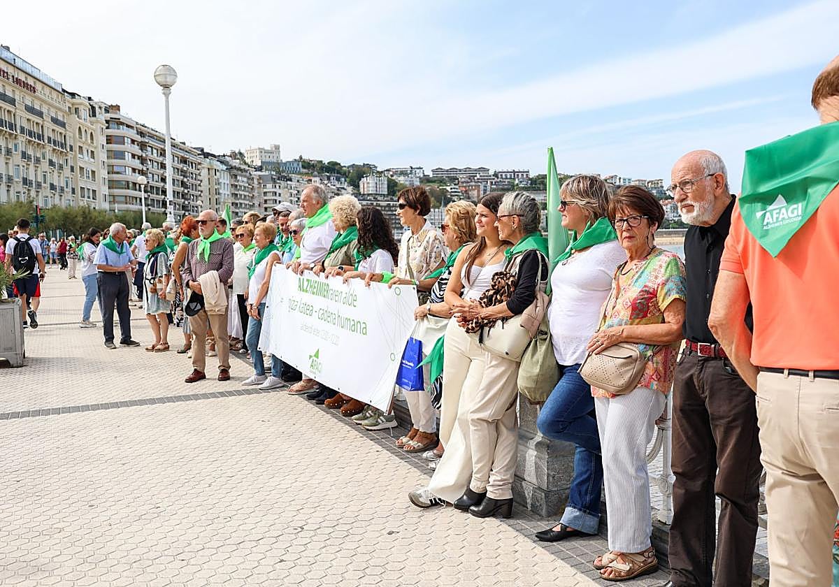 Cadena humana en Donostia para sensibilizar sobre el alzhéimer