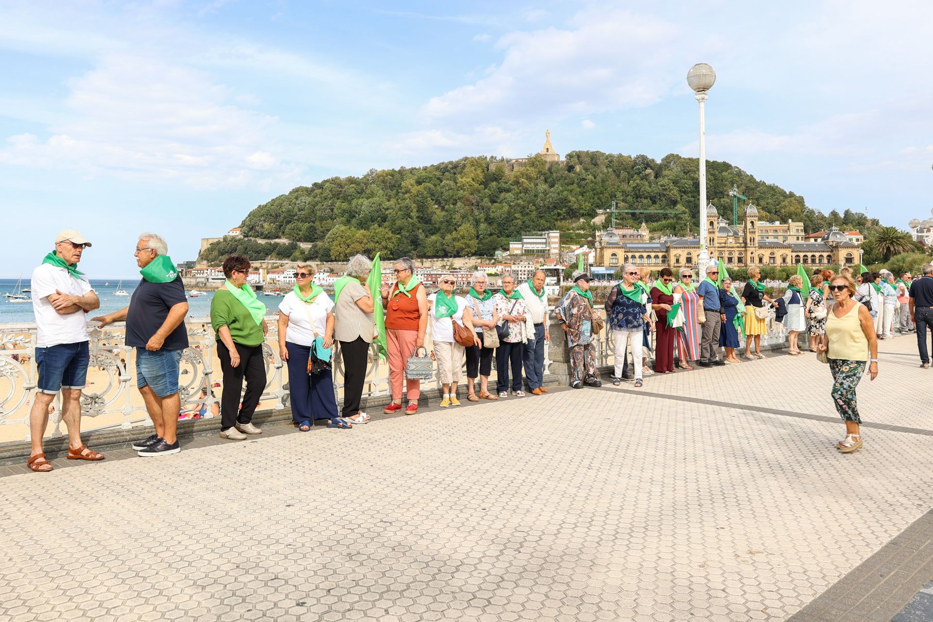 Cadena humana en Donostia para sensibilizar sobre el alzhéimer