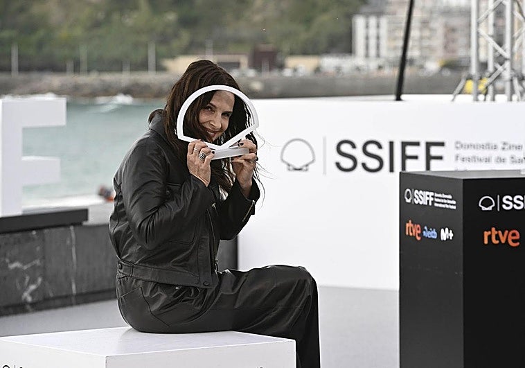 Juliette Binoche posando esta tarde en la terraza del Kursaal.