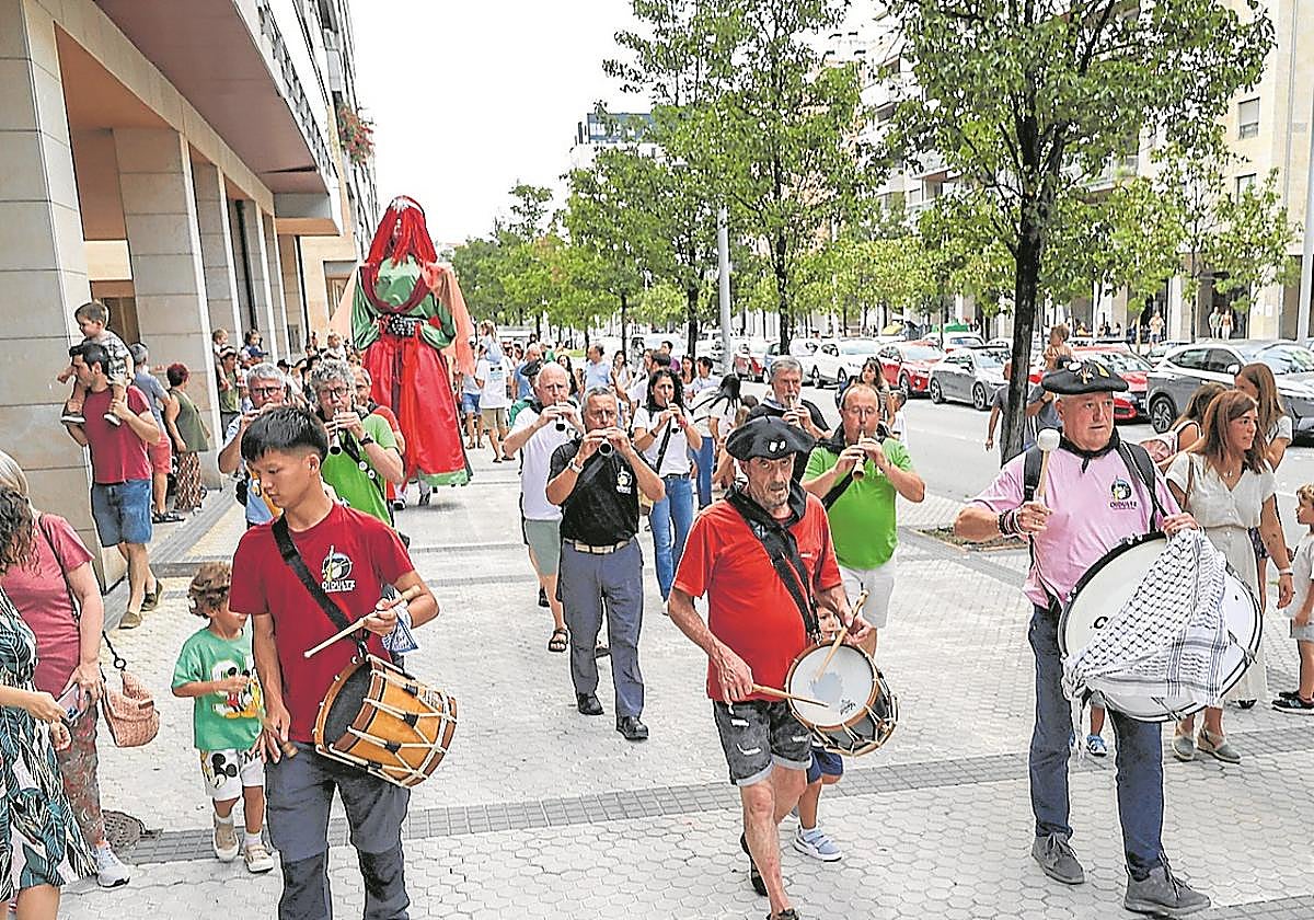 Riberas celebra desde ayer sus fiestas. Los actos arrancaron con el pregón de la Escuela Municipal de Música y Danza que leyó Enekoitz Martínez, su director pedagógico. Después una banda de alumnos y profesores de la escuela interpretaron por primera vez la pieza 'Erriberatarrak', la obra del profesor Juanjo Ocón dedicada al barrio.