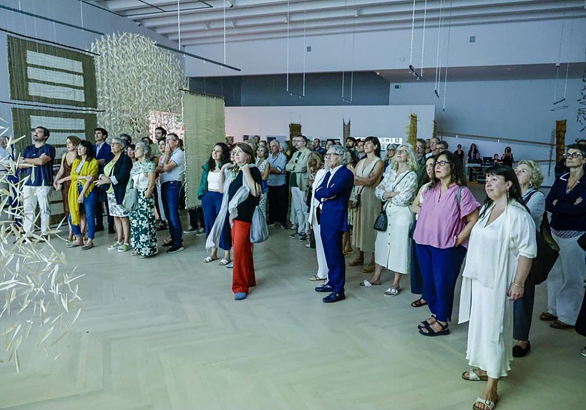Gentes de la cultura acudieron al acto de la sala Kubo, que alberga una exposición de la artista asturiana María Cueto.