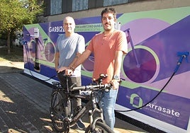 Los concejales Kepa Urteaga y Mikel San Miguel, en el puntos instalado en Euskararen plaza (centro).