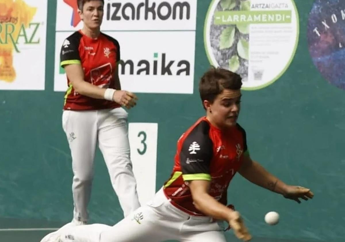 La bergaresa Maddi Barrokal levanta una pelota en el último troneo de San Fermín.