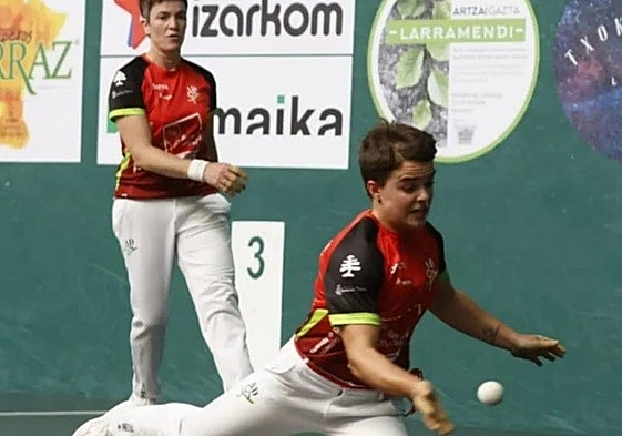 La bergaresa Maddi Barrokal levanta una pelota en el último troneo de San Fermín.