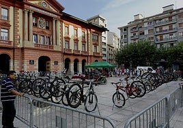 Momento de la apertura del Mercado de bicicletas de segunda mano, en la plaza de Unzaga.
