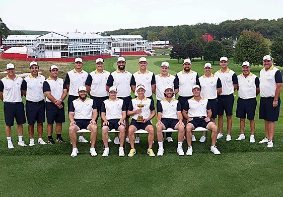 El equipo posa en Bethpage, con el vicecapitán Olazabal, el segundo a la derecha de pie