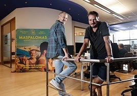 Jose Mari Goenaga y Aitor Arregi, con el cartel de 'Maspalomas', en las instalaciones de Irusoin.