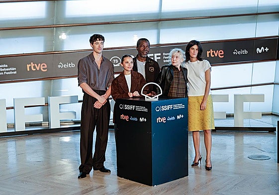 El actor Tom Blyth, la actriz Mia McKenna-Bruce, el actor Isaach De Bankolé, la directora y guionista Claire Denis y la guionista Suzanne Lindon.