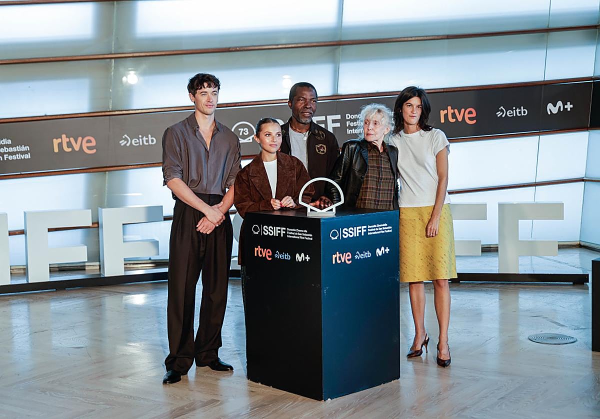 El actor Tom Blyth, la actriz Mia McKenna-Bruce, el actor Isaach De Bankolé, la directora y guionista Claire Denis y la guionista Suzanne Lindon.