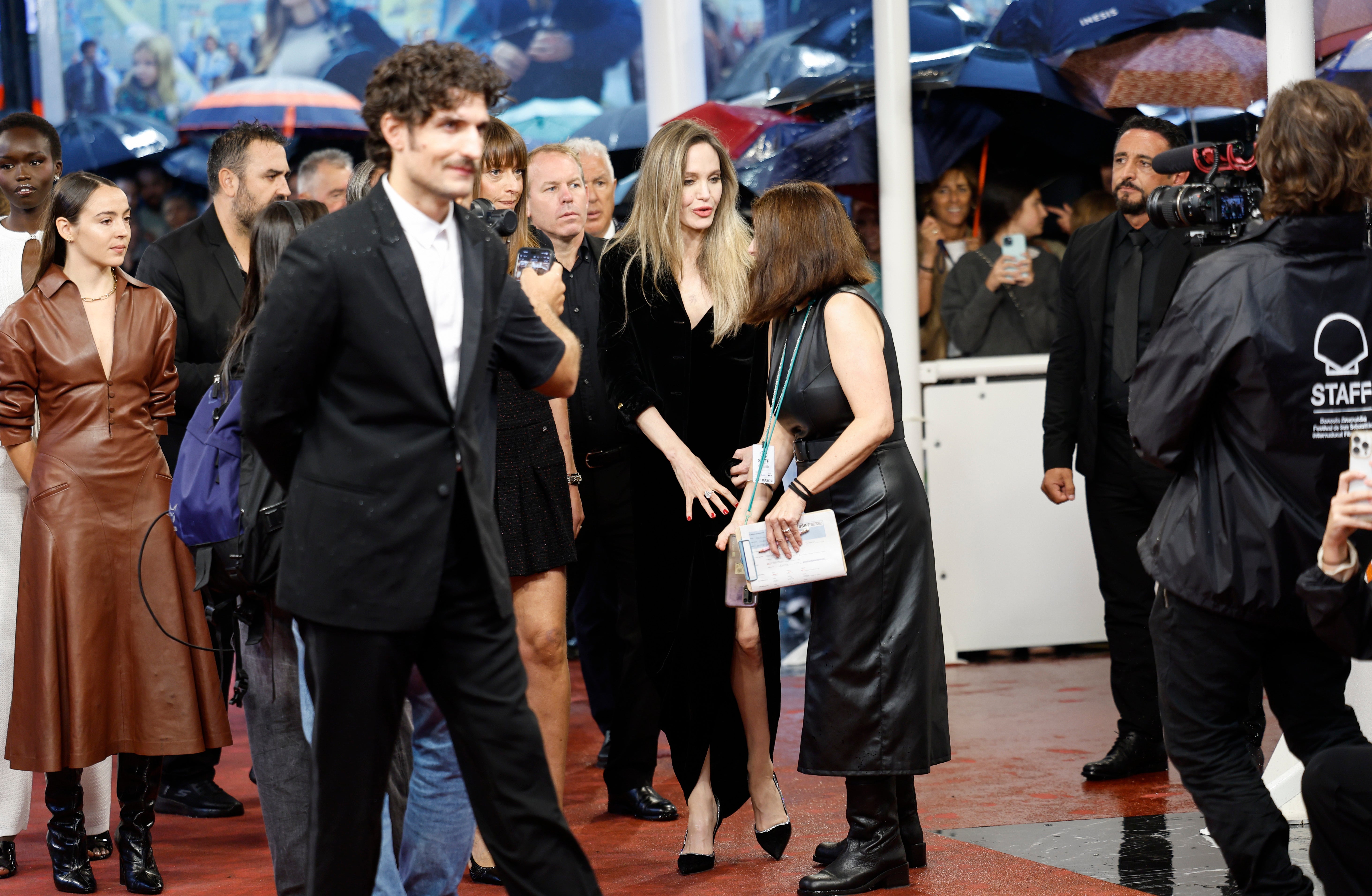 Las mejores imágenes del paso de Angelina Jolie por la alfombra roja del Festival de Cine de San Sebastián