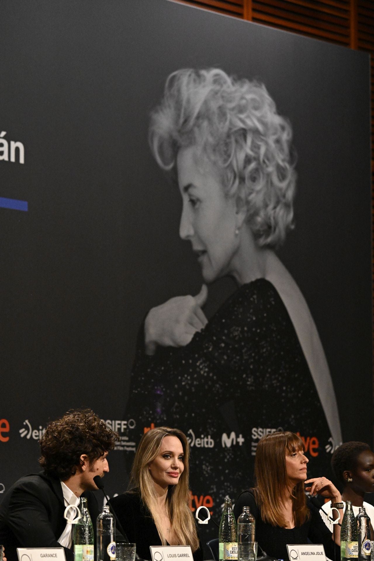 El caluroso aplauso a Angelina Jolie en el Kursaal de San Sebastián