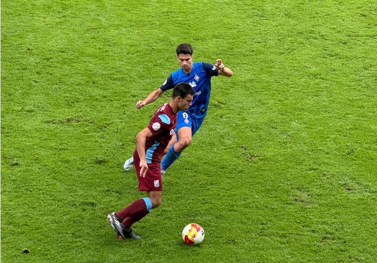 Un jugador del Beasain conduce el balón ante un rival.
