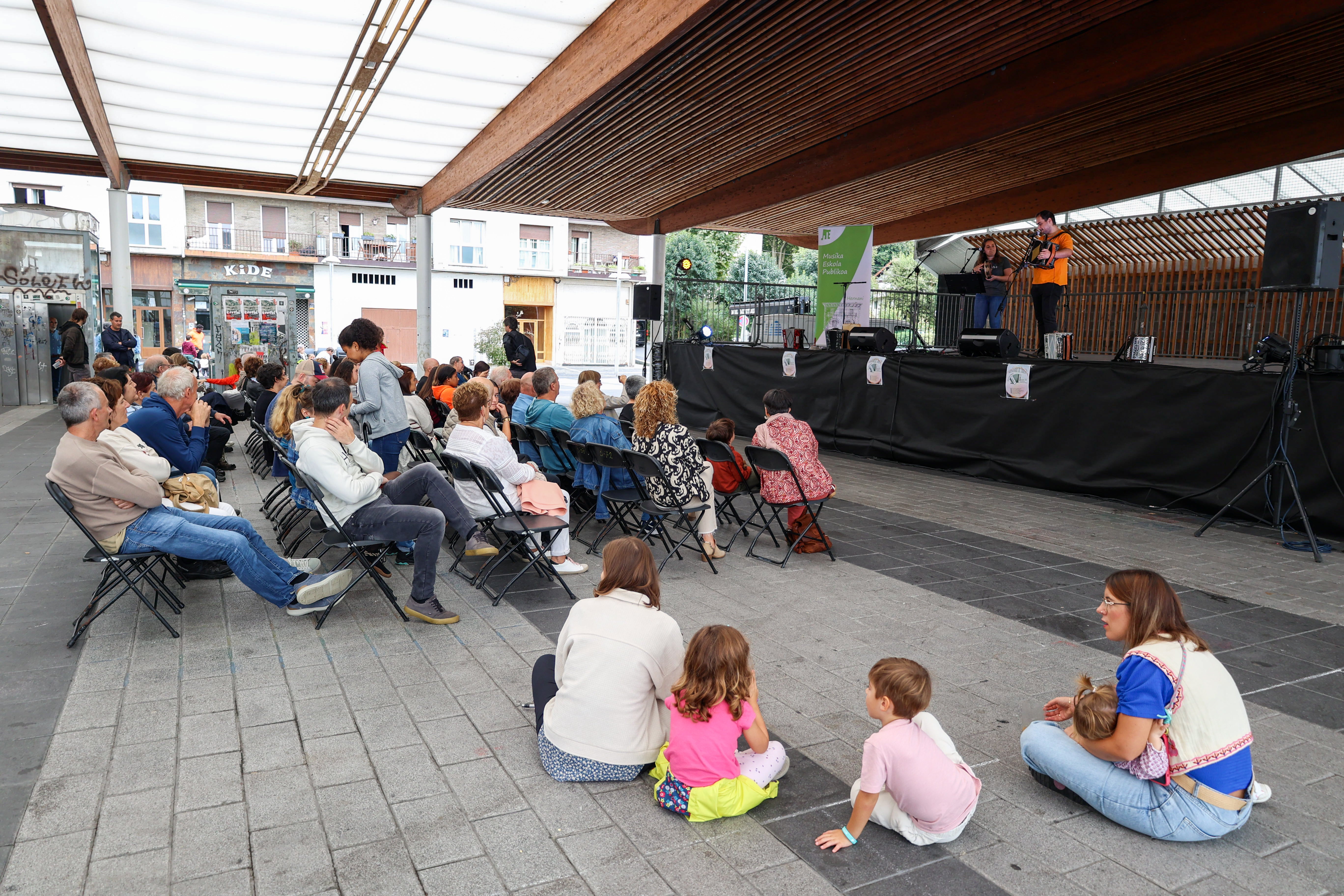 La lluvia no puede con las Euskal Jaiak en Hernani