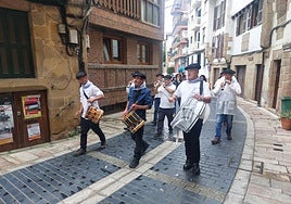 Los dulzaineros de Oarsoaldea sí llevaron adelante su pasacalles.