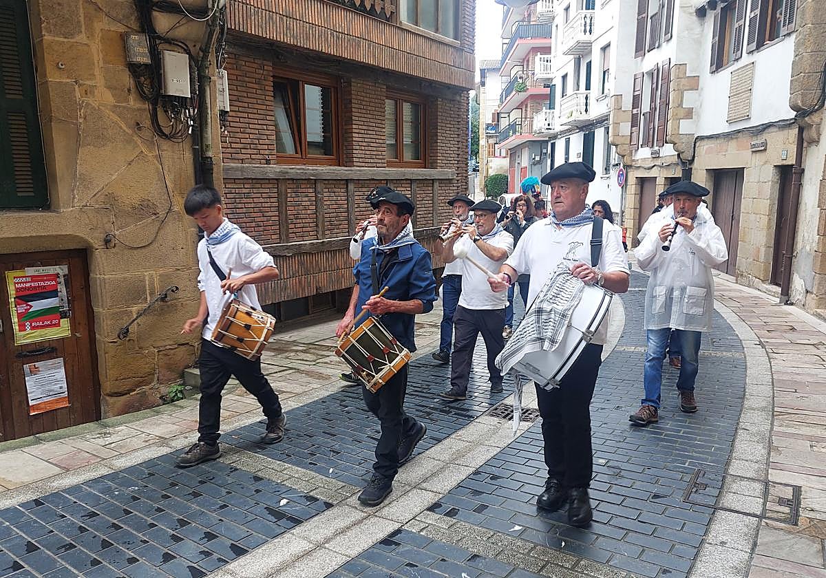 Los dulzaineros de Oarsoaldea sí llevaron adelante su pasacalles.