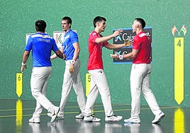 Larrazabal y Mariezkurrena II abandonan la cancha del Adarraga mientras Iztueta y Jaka se saludan.