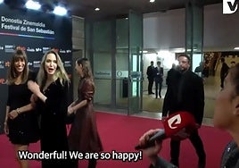 Angelina Jolie saluda a la periodista de El Diario Vasco, Laura Chamorro.