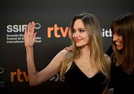 Angelina Jolie saluda en la alfombra roja.