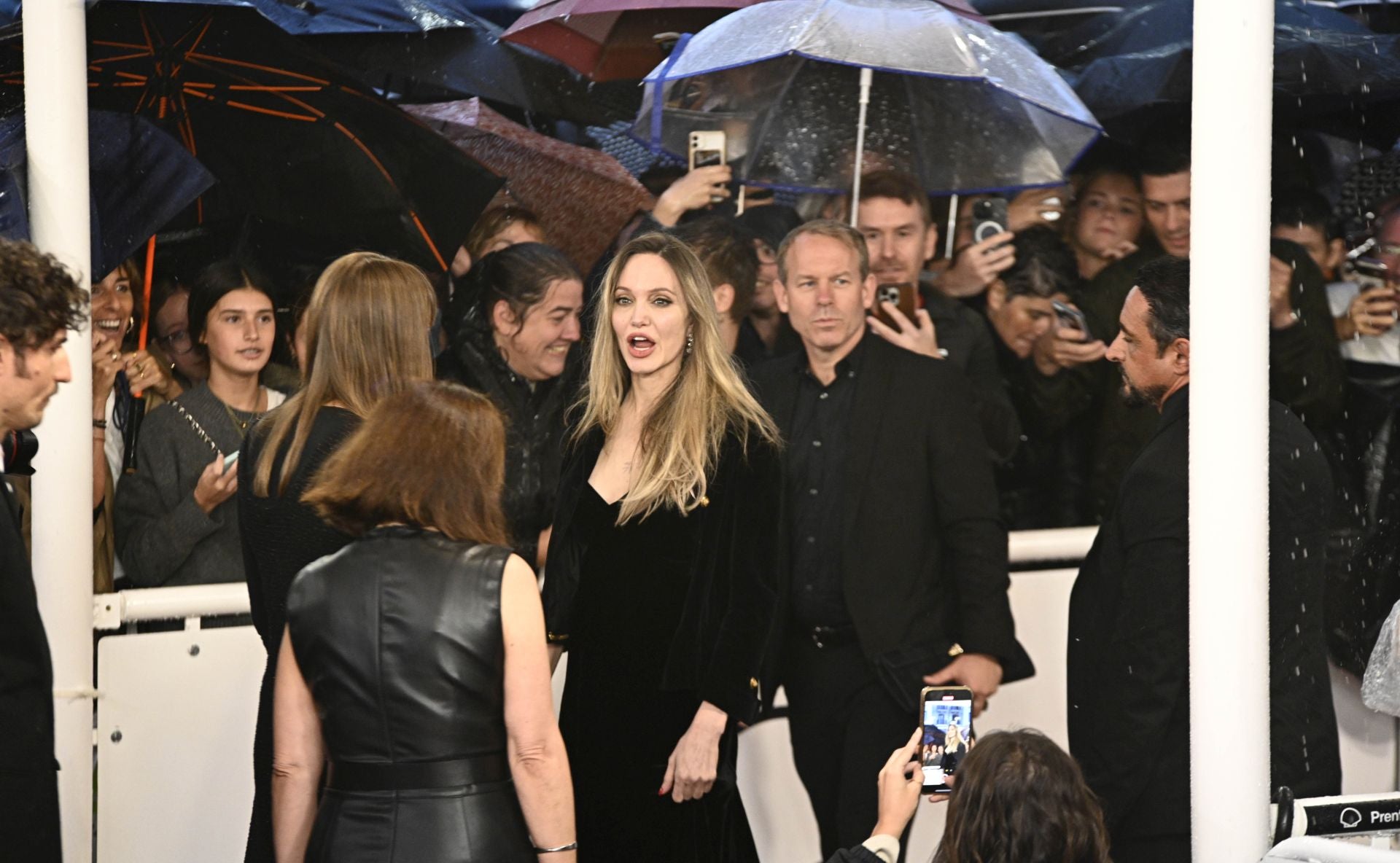 Las mejores imágenes del paso de Angelina Jolie por la alfombra roja del Festival de Cine de San Sebastián