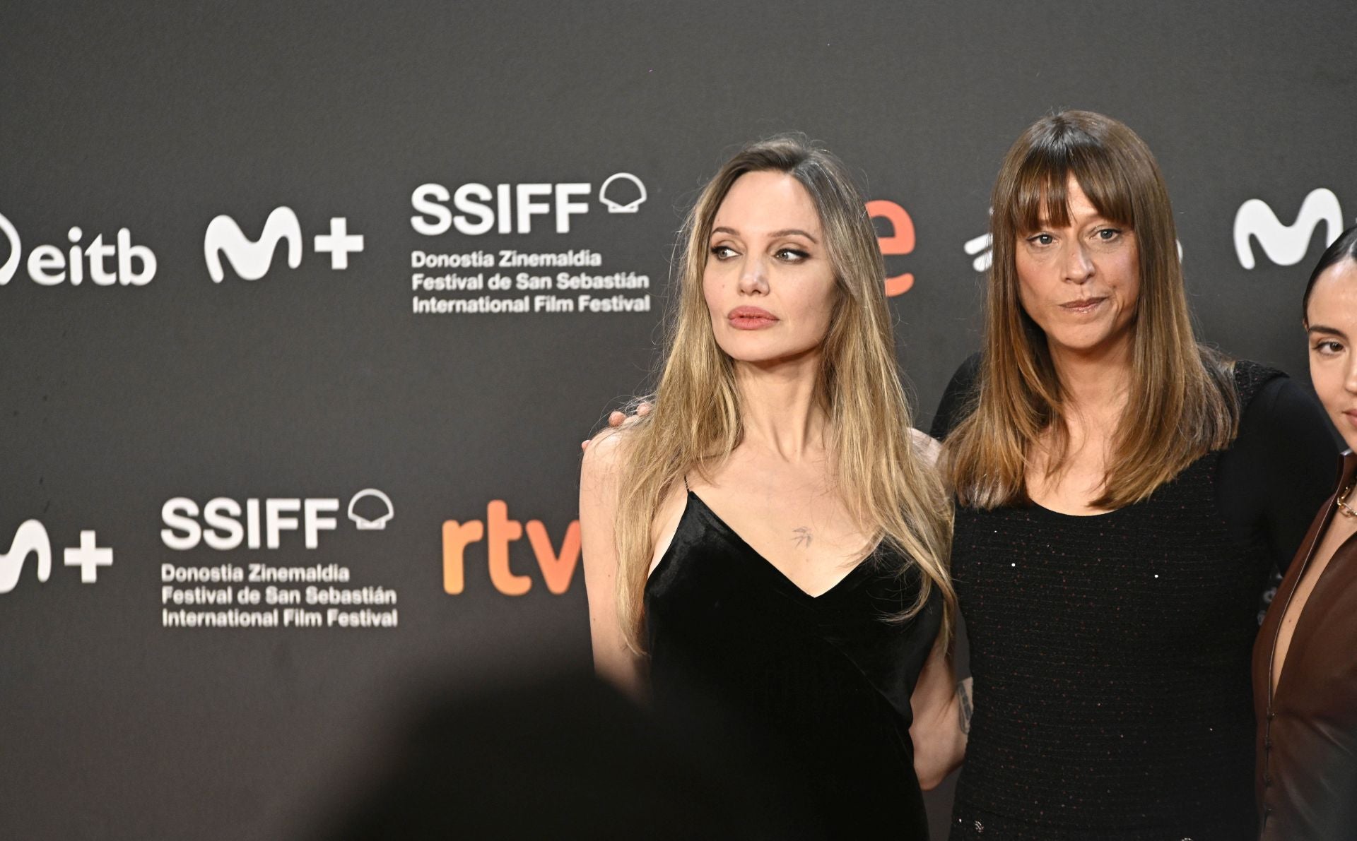Las mejores imágenes del paso de Angelina Jolie por la alfombra roja del Festival de Cine de San Sebastián