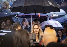 Angelina Jolie, protegida de la lluvia por un paraguas del Zinemaldia.