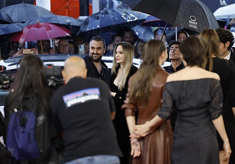 Angelina Jolie saluda a los fans a su llegada a la alfombra roja del Zinemaldia.