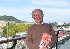 Eugenio Ibarzabal, con un ejemplar de su último libro en la terraza de Tabakalera.