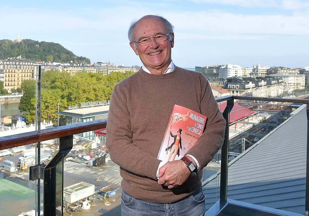 Eugenio Ibarzabal, con un ejemplar de su último libro en la terraza de Tabakalera.